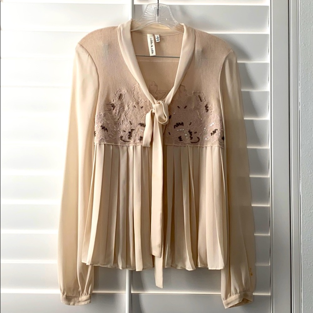Robbi & Nikki top